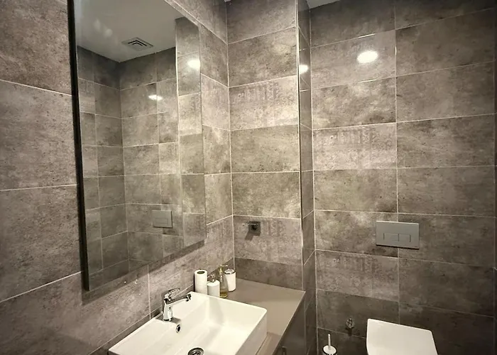 Bright Modern With Balcony *