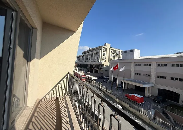 Bright Modern With Balcony Apartment *