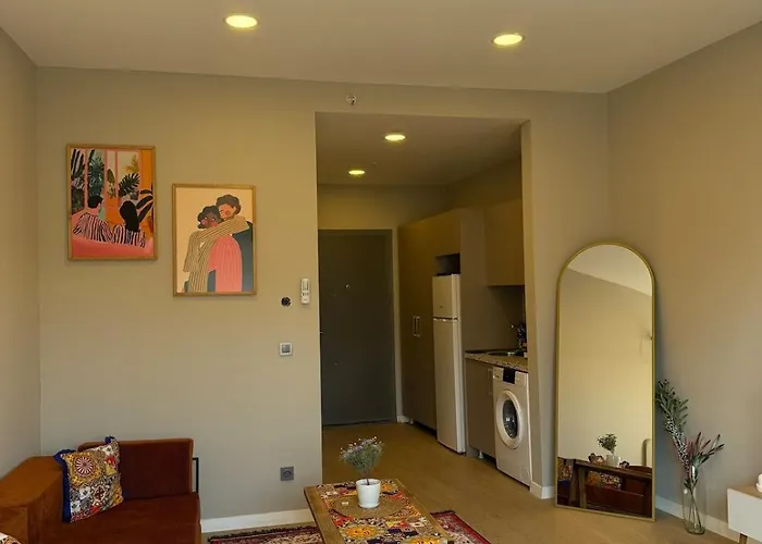 Bright Modern With Balcony Apartment *