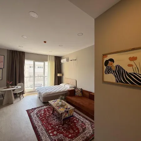 アパート Bright Modern With Balcony